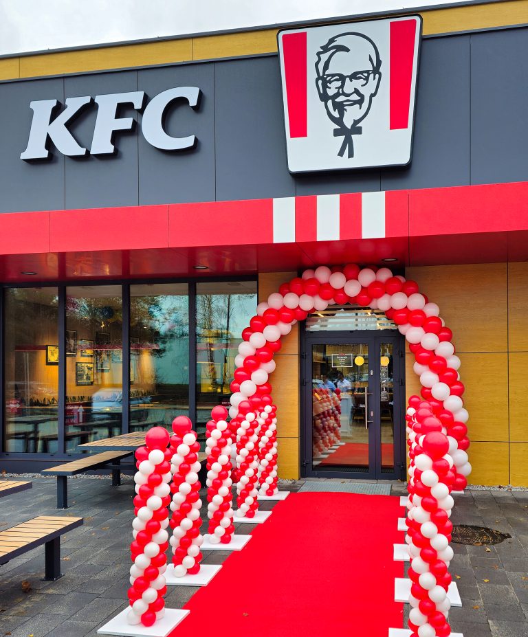 Brama z balonów na otwarcie restauracji KFC