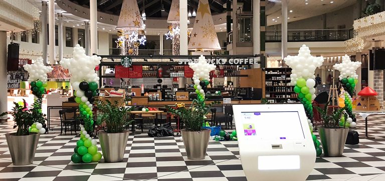 Kolumny balonowe z gwiazdkami na otwarcie kawiarni Starbucks