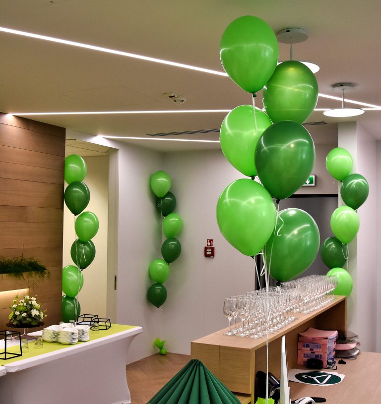 Balony z helem na otwarcie nowej przychodni
