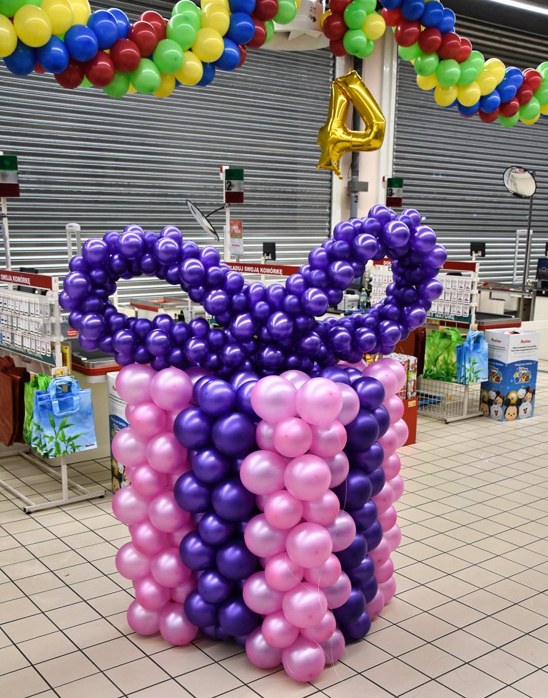 Prezent z balonów jako dekoracja urodzinowa w hipermarkecie