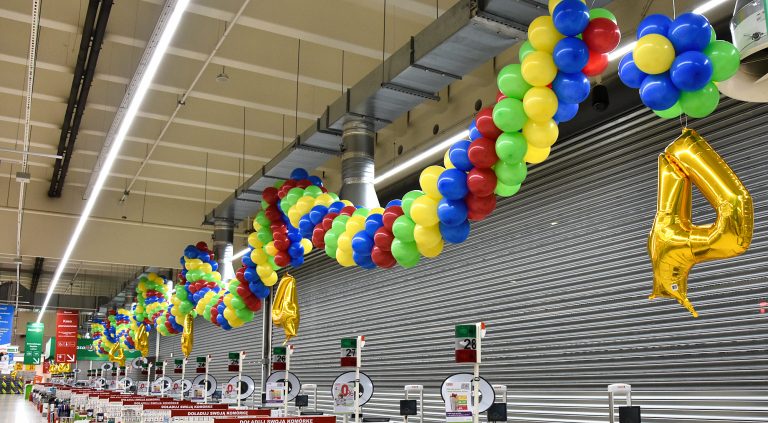 Dekoracje z balonów na 4 urodziny w hipermarkecie Auchan