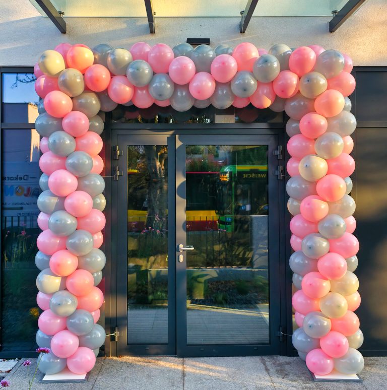 Brama z balonów na otwarcie przychodni