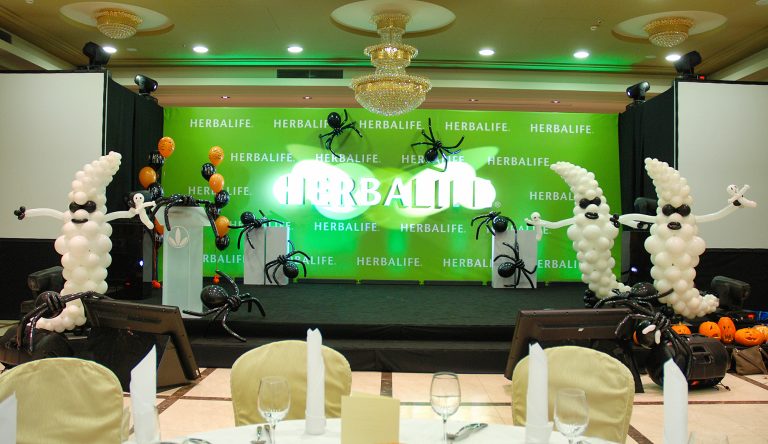 Duchy z balonów na imprezę firmową z okazji Halloween