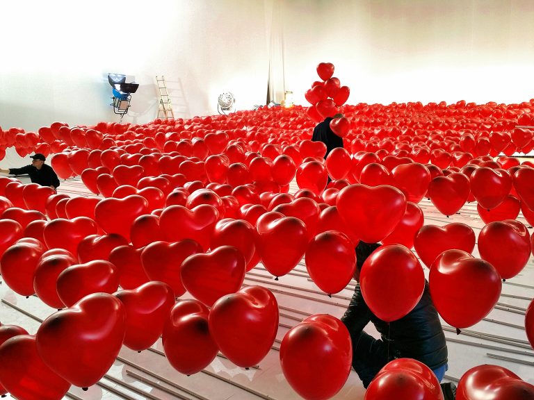 Balony w kształcie serca napełnione helem na planie filmowym