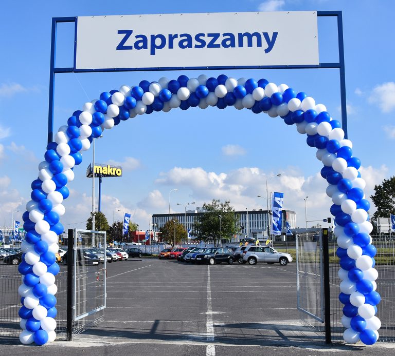 Duża brama z balonów na otwarcie komisu samochodowego