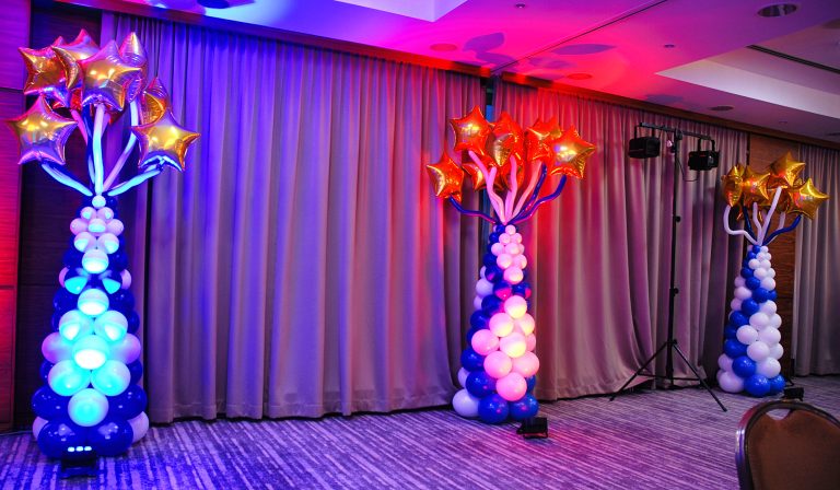 Futurystyczne drzewa z balonów na konferencję firmową.