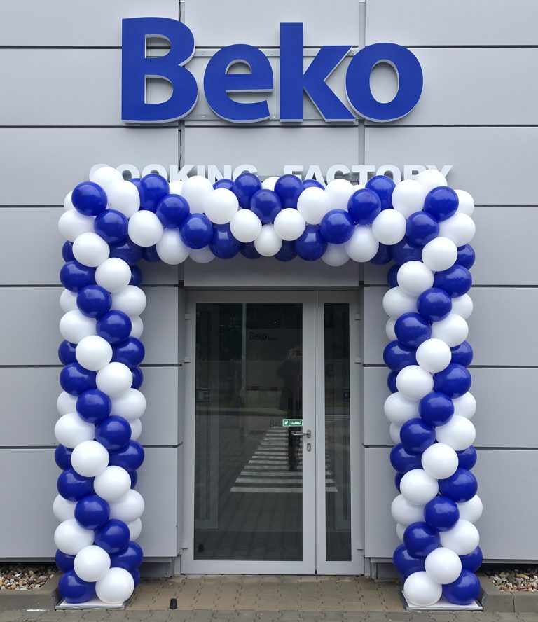 Brama z balonów w zakładzie Beko