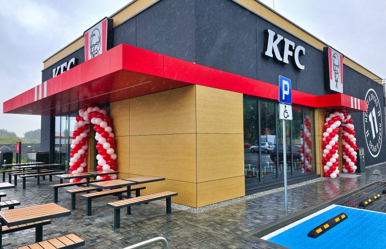 Bramy z balonów na otwarcie restauracji KFC
