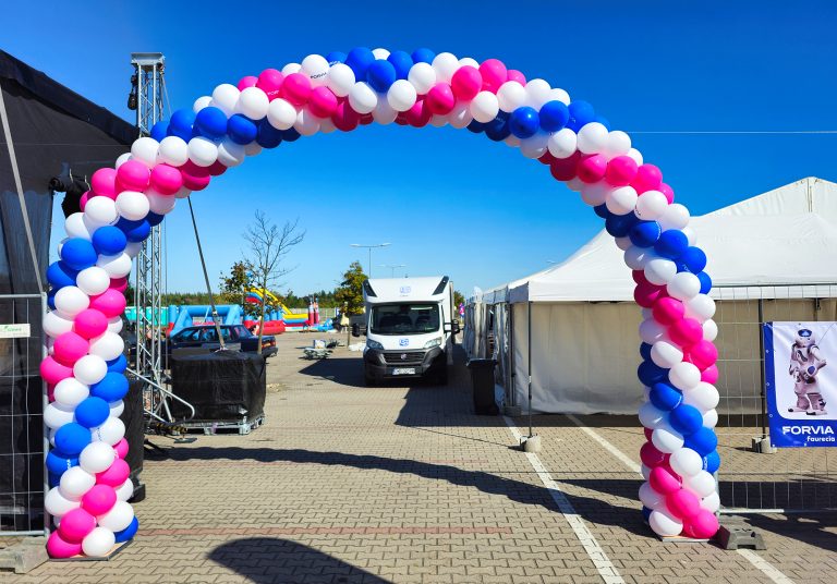 Brama balonowa na pikniku z okazji urodzin firmy