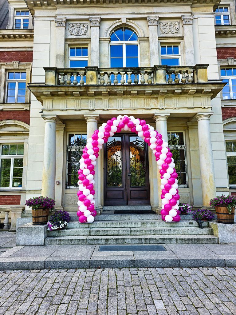 Brama z balonów przed pałacykiem w Pawłowicach