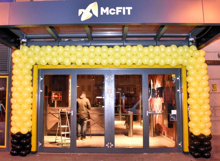 Brama z balonów na otwarcie siłowni McFit