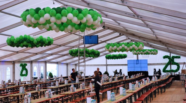 Dekoracje z balonów w namiocie na urodzinową imprezę firmową