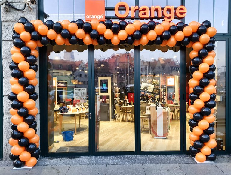 Brama z balonów na otwarcie salonu Orange