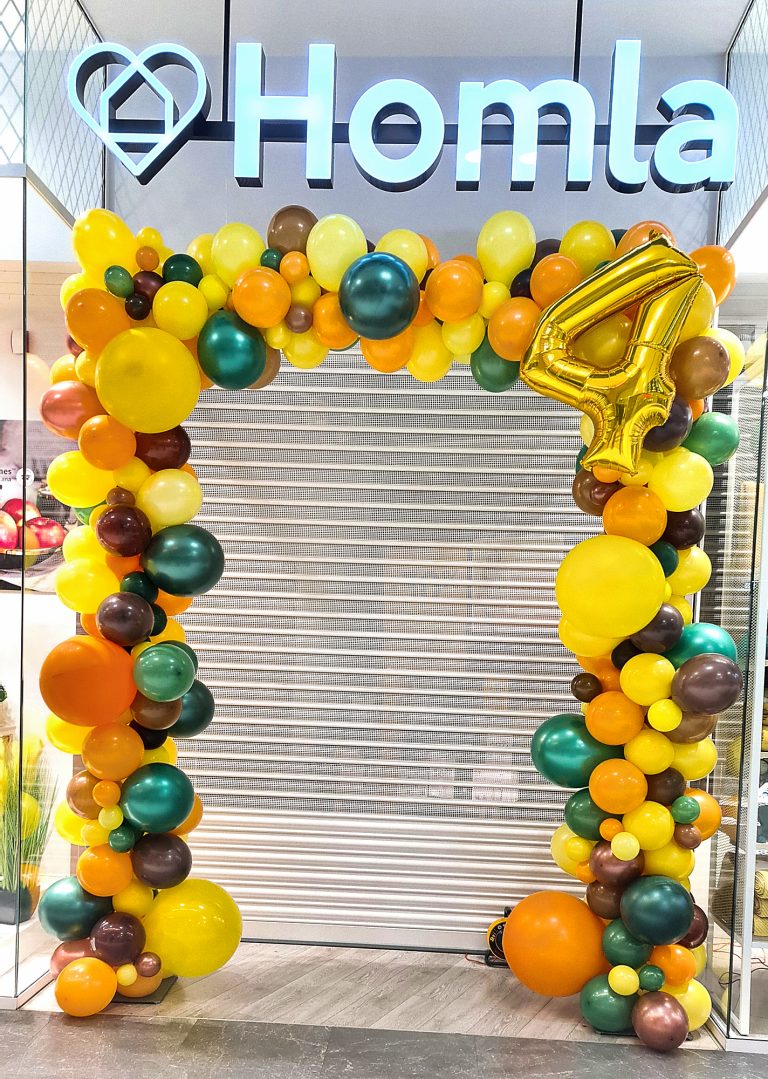 Brama z balonów na 4 urodziny salonu Homla