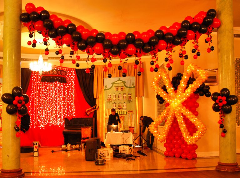 Młyn z balonów na imprezie firmowej w stylu Moulin Rouge