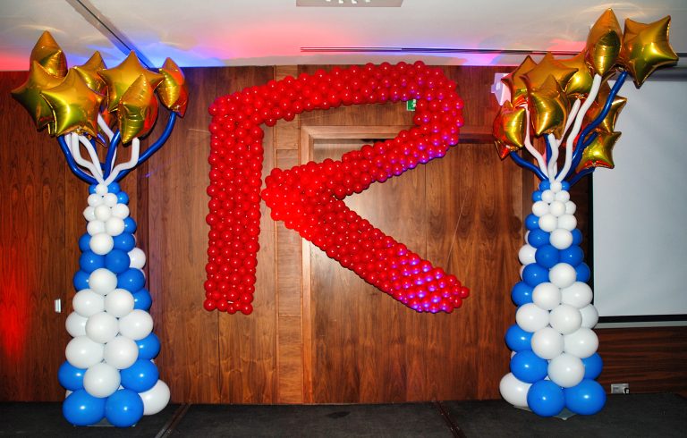Logo firmy z balonów na konferencję firmową