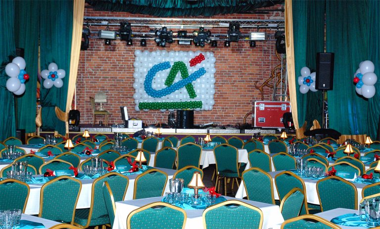 Ścianka z balonów z logo banku na imprezę firmową