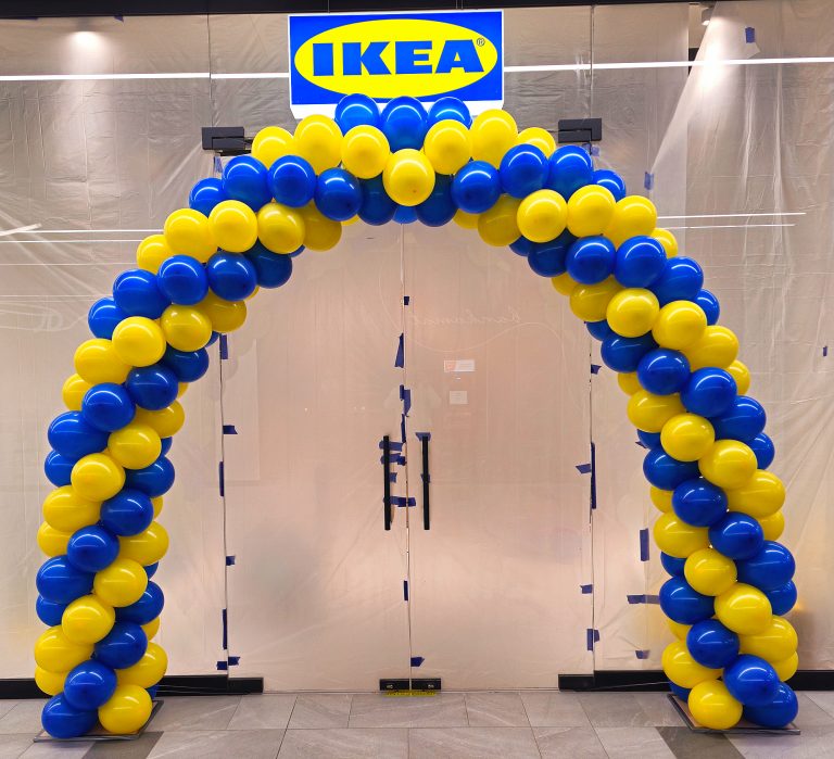 Brama z balonów na otwarcie salonu sprzedaży IKEA