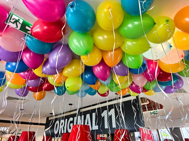Kolorowe balony z helem z restauracji KFC