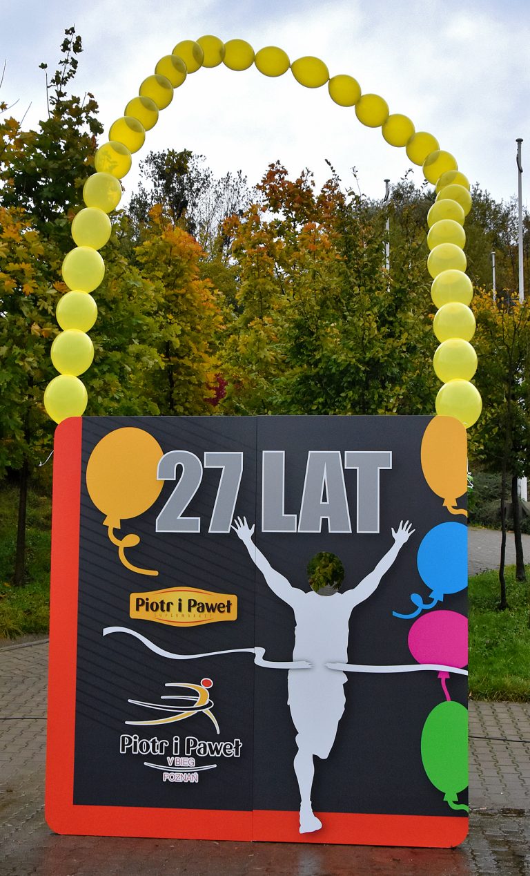 Balony z helem jako wstęga medalu