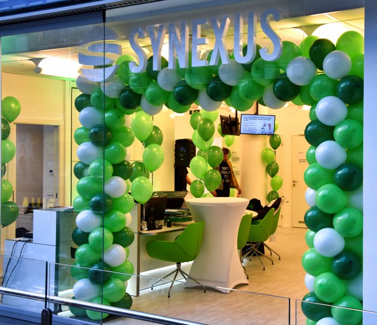 Dekoracja z balonów na otwarcie przychodni Synexus w Pradze