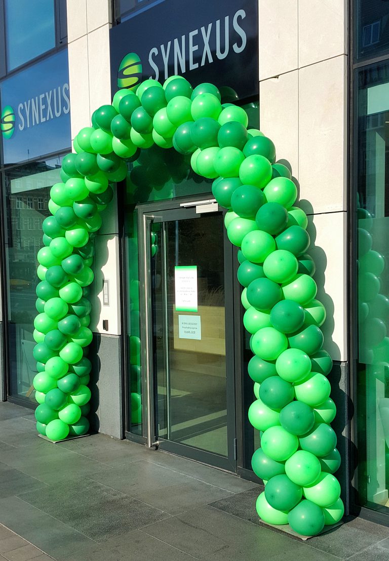 Brama z balonów na otwarcie przychodni Synexus we Wrocławiu