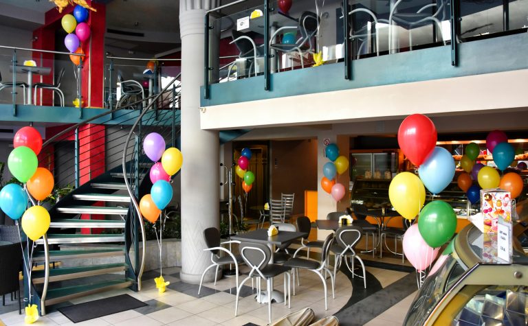 Balony z helem jako dekoracja w cukierni na Dzień Doziecka