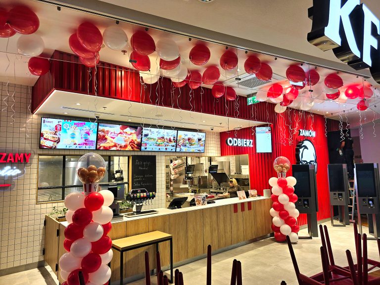 Dekoracja balonami helowymi na otwarcie restauracji KFC