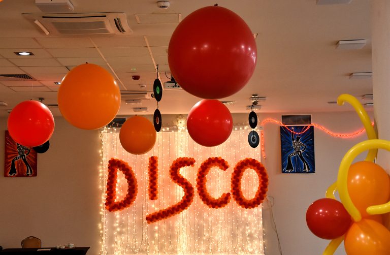 Dekoracja z balonów na imprezę w rytmie Disco