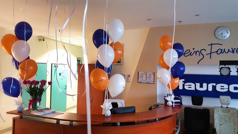 Balony z helem jako dekoracja recepcji firmy