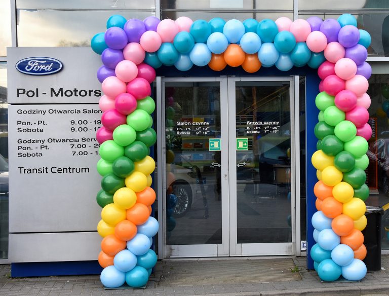Brama z balonów na urodziny salonu Forda
