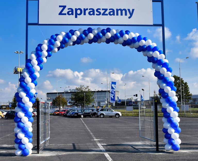 Brama z balonów na otwarcie komisu samochodowego