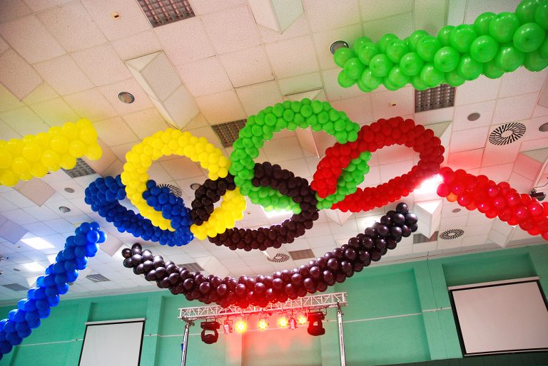 Balonowe koła olimpijskie na Babską Olimpiadę.