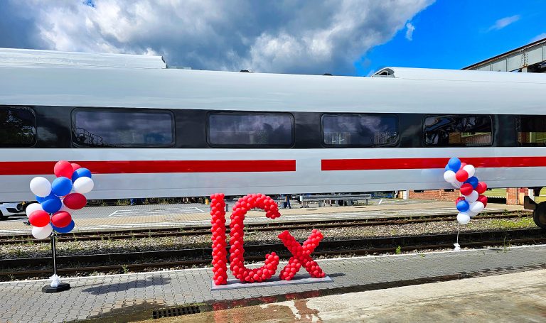 Dekoracja z balonów na imprezie z przentacją nowego wagonu