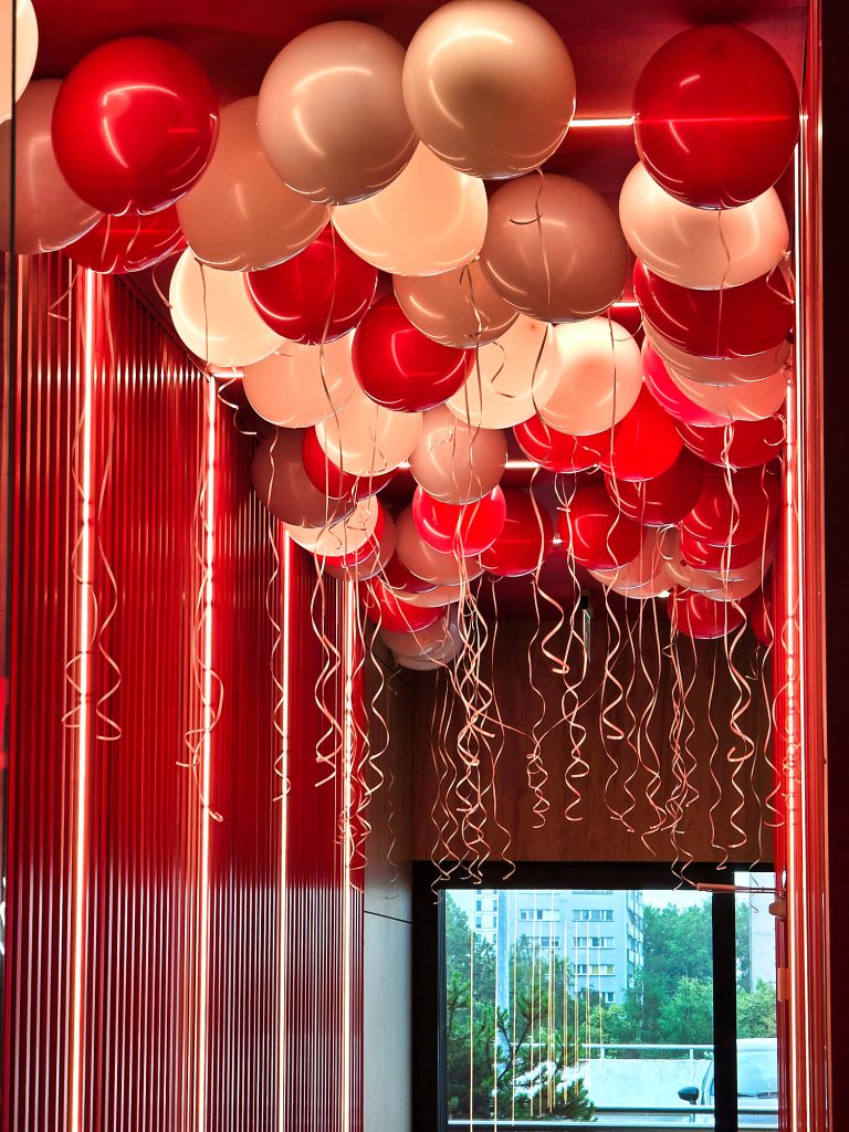 Balony z helem na otwarcie restauracji