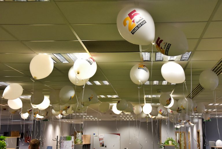 Balony z nadrukiem i helem na 25 urodziny firmy Amrest