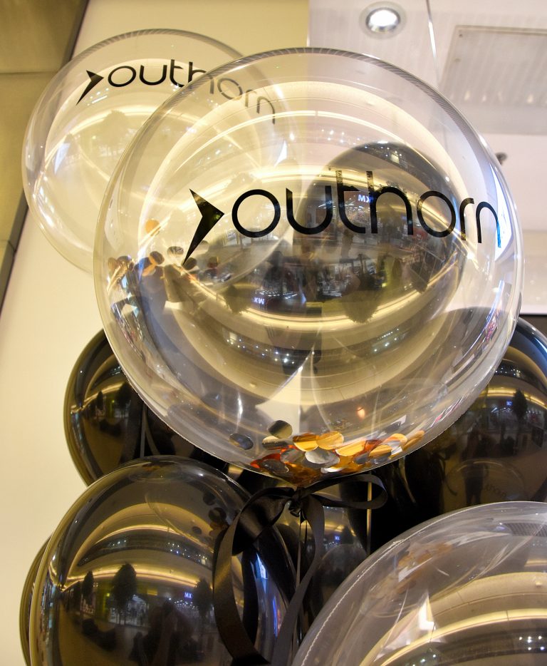 Balony z helem i wyklejonym logo jako dekoracja na otwarcie