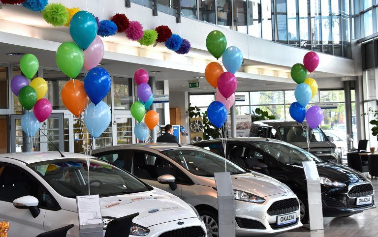 Balony z helem w salonie samochodowym z okazji urodzin