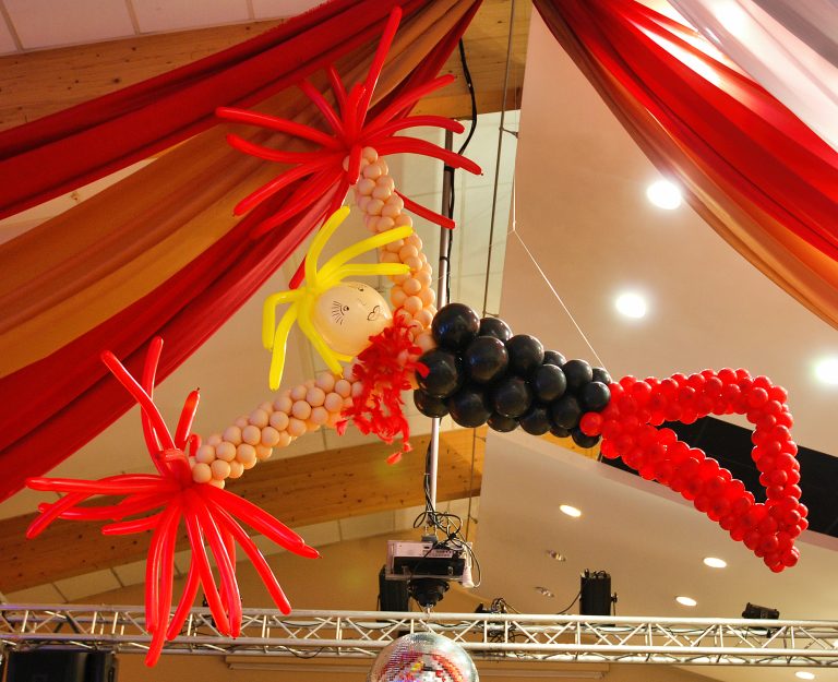 Dekoracja z balonów na imprezę firmową w stylu Moulin Rouge