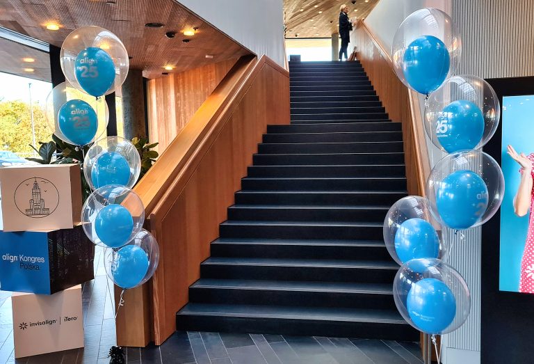 Balony w balonie jako dekoracja na konferencji farmaceutycznej