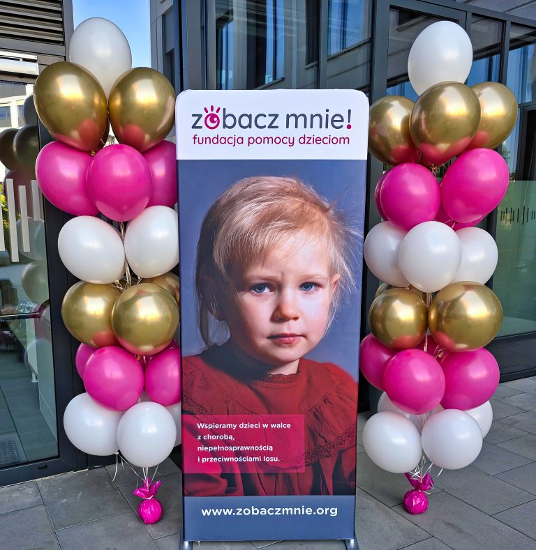 Balony z helem na otwarcie siedziby fundacji Zobacz Mnie