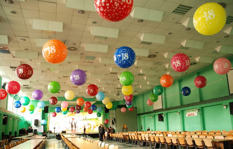 Balony olbrzymy z nadrukiem jako dekoracja na tematycznej karczmie Piwnej dla Górników