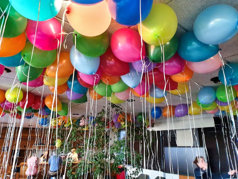 Balony z helem jako dekoracja biura na 25 urodziny
