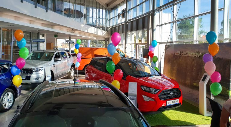 Balony z helem na urodziny salonu samochodowego