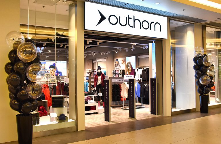 Balony z helem w donicach jako dekoracja na otwarcie salonu Outhorn