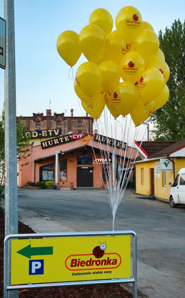 Balon z helem z okazji otwarcia sklepu Biedronka