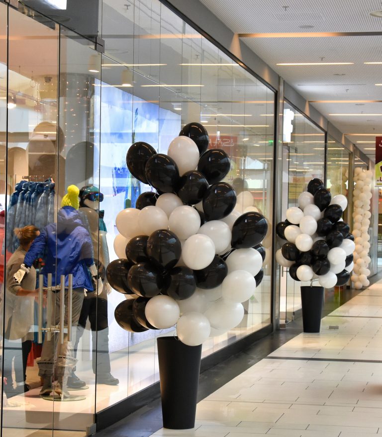 Balony z helem jako dekoracja na otwarcie sklepu odzieżowego