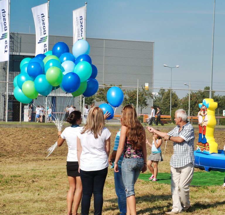 Rozdawanie balonów z helem na pikniku