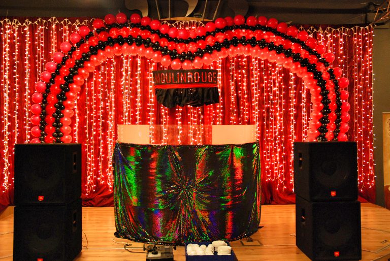 Dekoracja z balonów w stylu Moulin Rouge