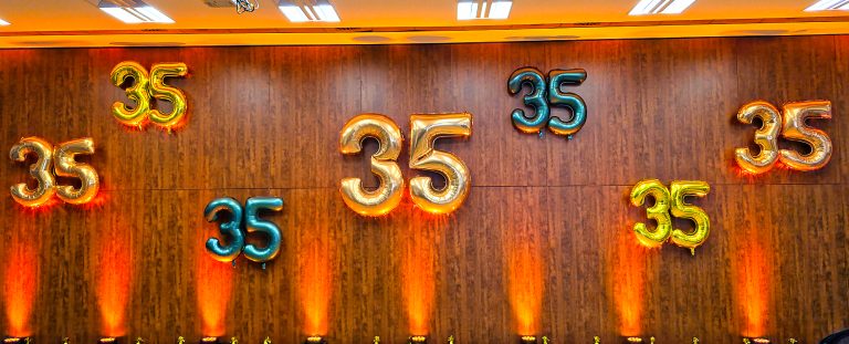 Balony liczby 35 napełnione helem jako dekoracja na bal urodzinowy firmy